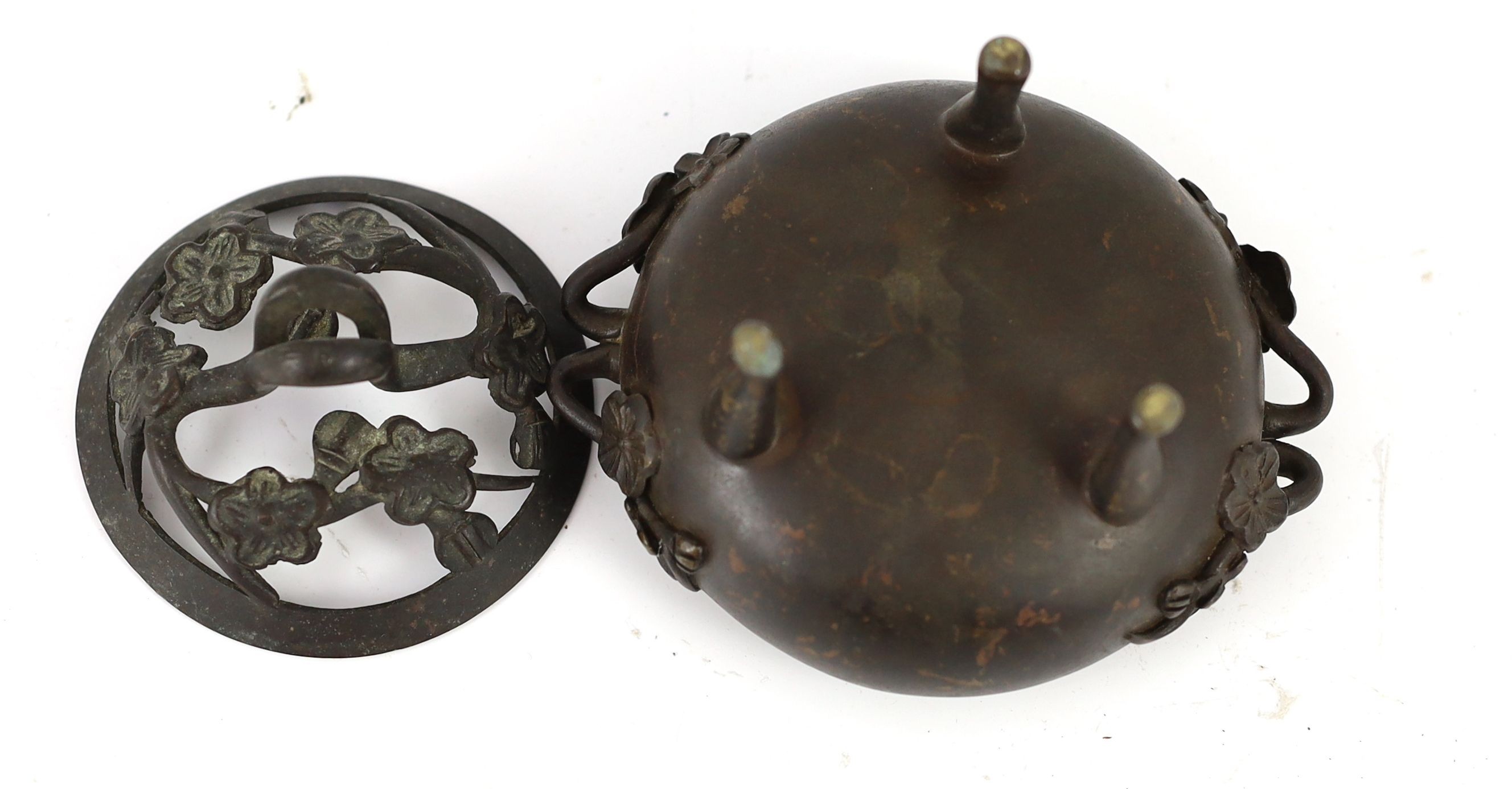 A Chinese bronze censer and cover, 19th century, 12cm wide